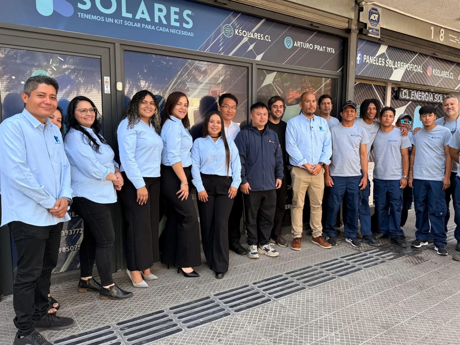 Equipo K Solares frente a la tienda